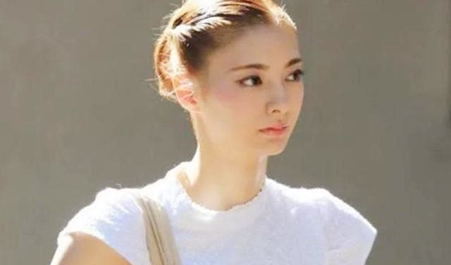 作为日本顶级财阀家族丰田集团的太子爷，同时也是2500亿美元财产的唯一继承者，他