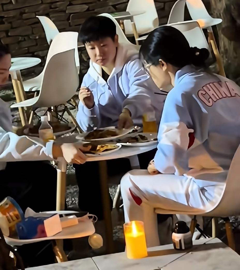 北京大满贯欢迎晚宴，莎莎、佳佳和任姐一桌，莎莎吃得真开心。拿着写了字的扇子