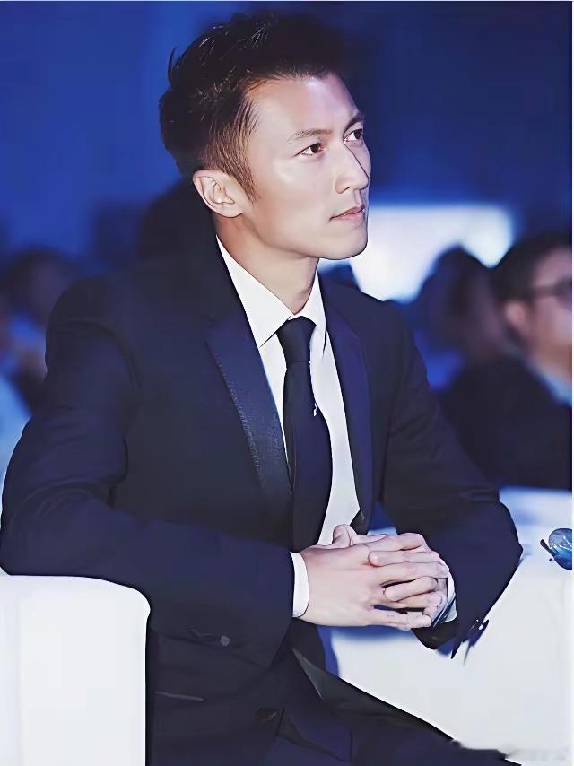 年轻时的谢霆锋是直鼻梁，侧颜很帅气，但是随着年龄增加现在成了驼峰鼻了，难道人随着
