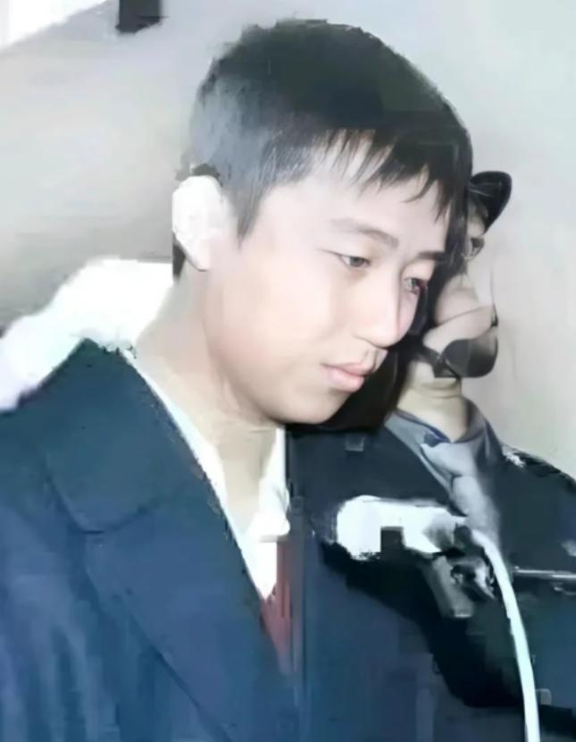 19岁的李旭拿着抢劫来的五十万当天就买了价值两千多块的摩托罗拉手机，晚上又是请狐