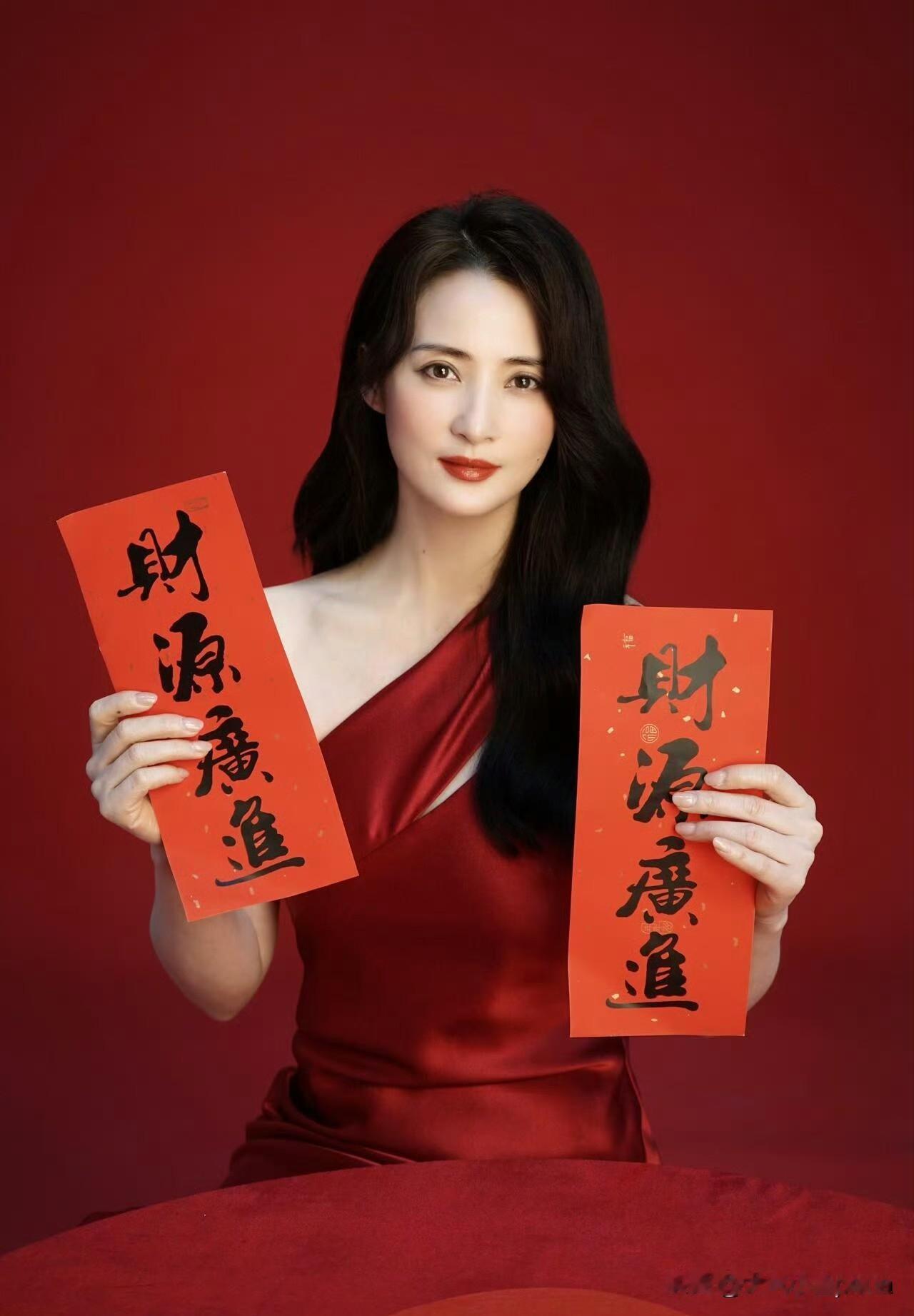 蒋勤勤这状态真的太好了吧[爱心][爱心]大红裙子配黑发波浪卷简直啦，正红把她皮