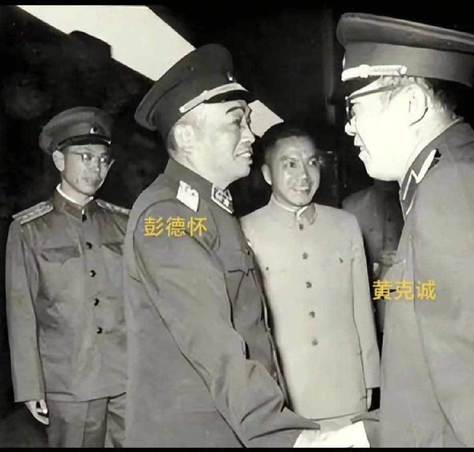 1959年，彭德怀元帅结束对外国访问乘机抵达北京机场，黄克诚大将率人到机场迎接时