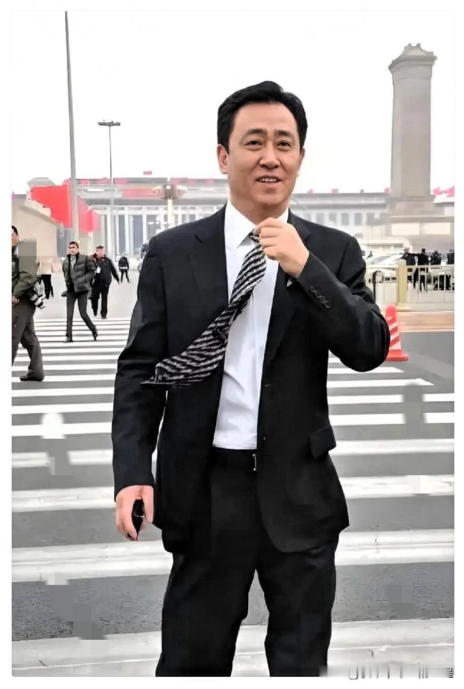 许家印，为啥至今没被判刑？一是现在优先保交楼，许家印的签字还是重要的，破产清