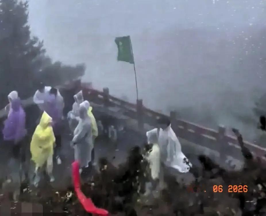 五一登过泰山的人都清楚，当晚突降大雨，半山腰卖雨衣的商贩一晚狂赚五万，事后却被全