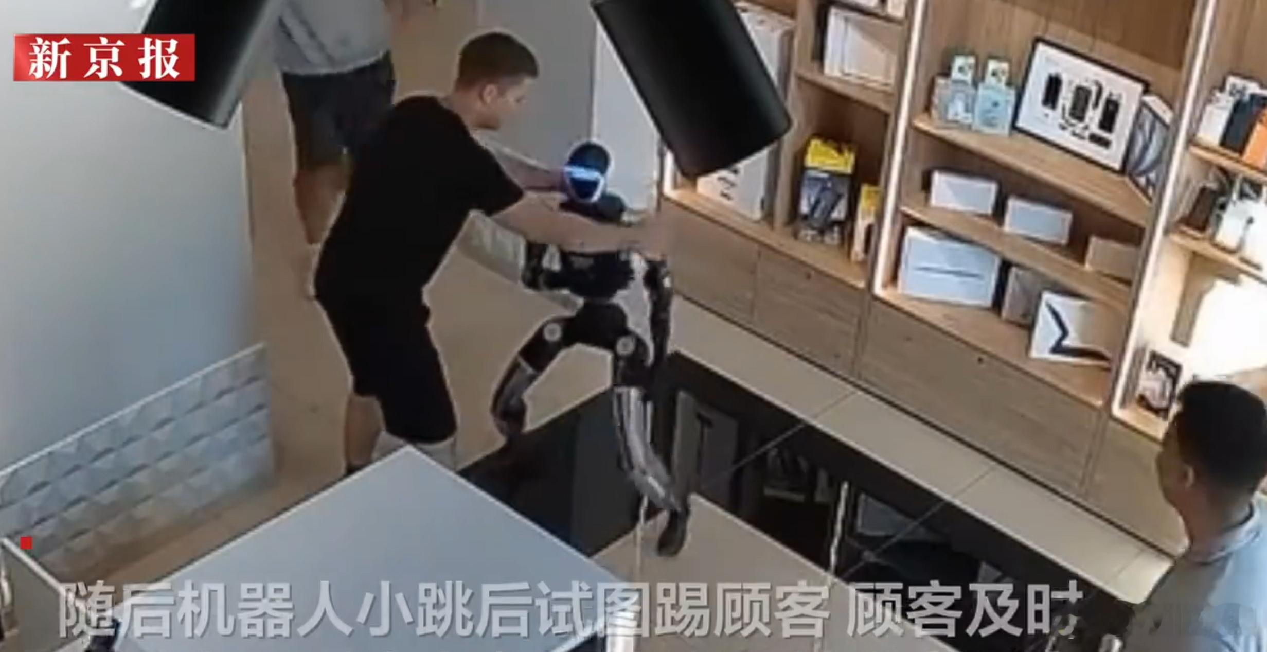 俄罗斯机器人遭推搡后飞踢顾客顾客试图与机器人握手，机器人未作出反应，顾客推搡机