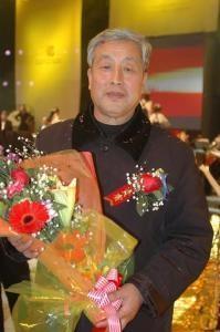 1996年，山西一老人来到书籍旧货市场闲逛，突然，他被泛黄的册子吸引，翻开后立马