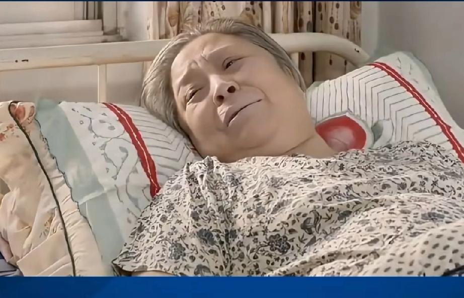 济南大姐守着瘫痪婆婆13年辞工作，熬青丝，端屎端尿，擦身喂饭，4745个日夜没一