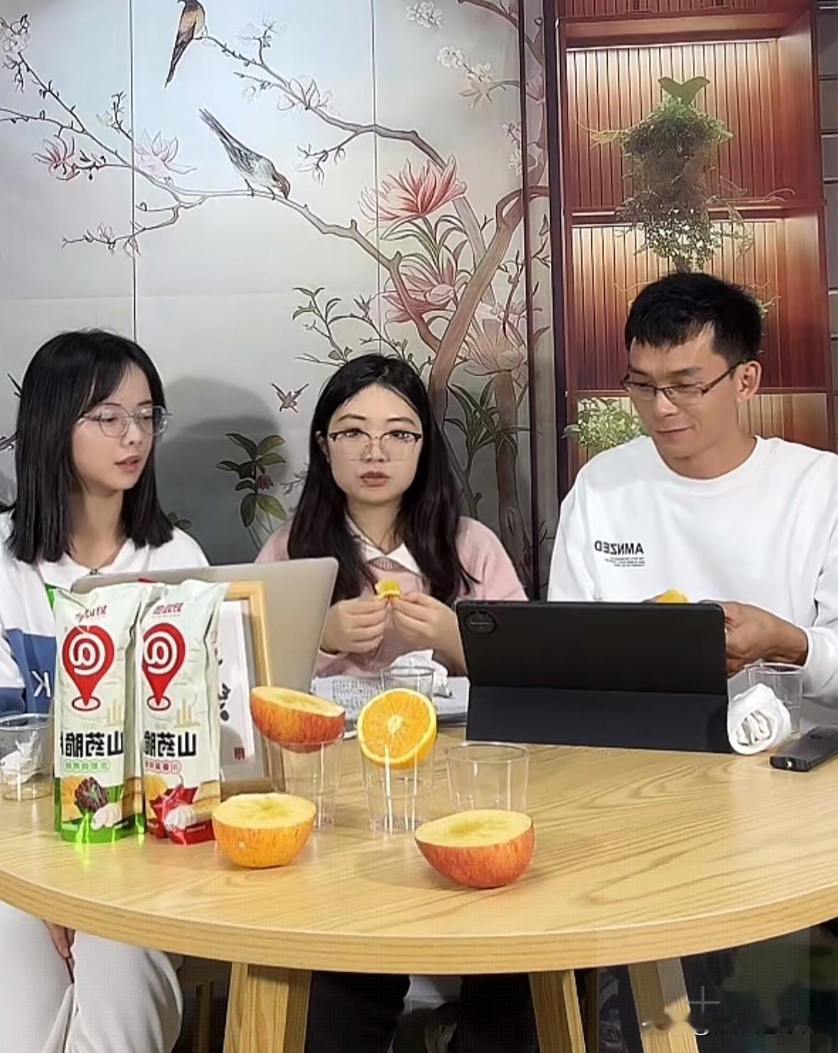 今晚，唐尚珺再度和他的小团队开启了直播。直播间的人气大不如从前，仅有一千多位网友