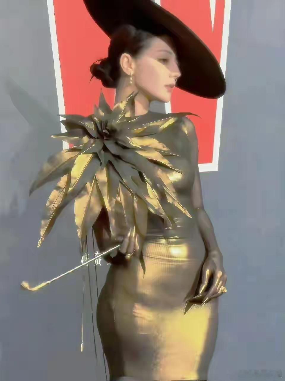 迪丽热巴主人级别一袭鎏金拖地长裙，腰间镂空设计露出完美马甲线，走动时裙摆如星河