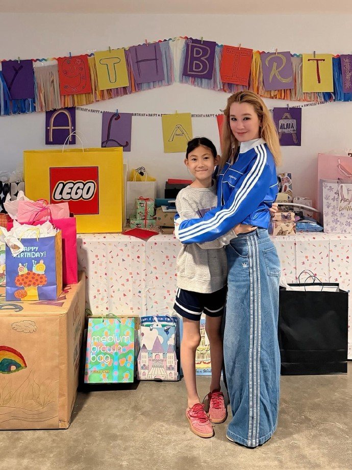 陈冠希女儿9岁腿长陈冠希、秦舒培为女儿Alaia庆祝9岁生日，Alaia一双长