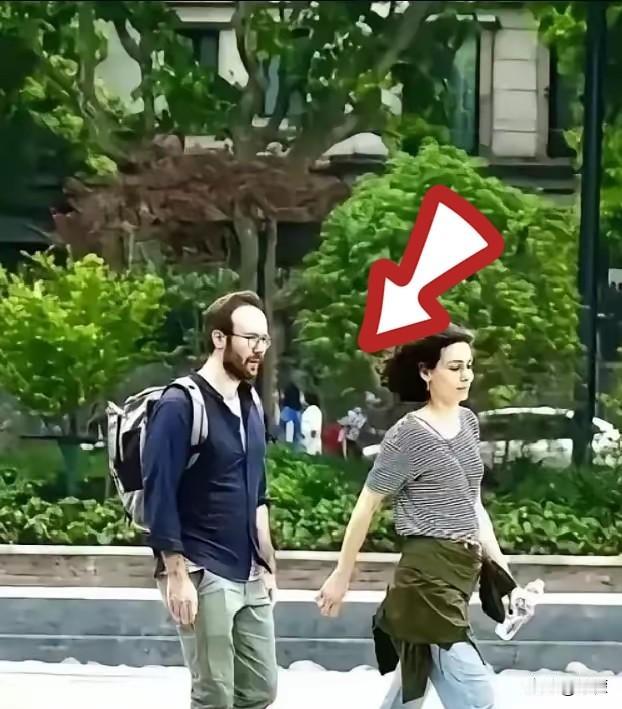 太解气！宽窄巷子外籍游客吃饭逃单装不懂，成都街坊硬核撑腰店主成都宽窄巷子街
