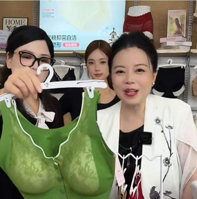 许姚继续带货中，流量很不错，或许郭威自主刻碑之事对许姚没有造成太多的伤害，又或许