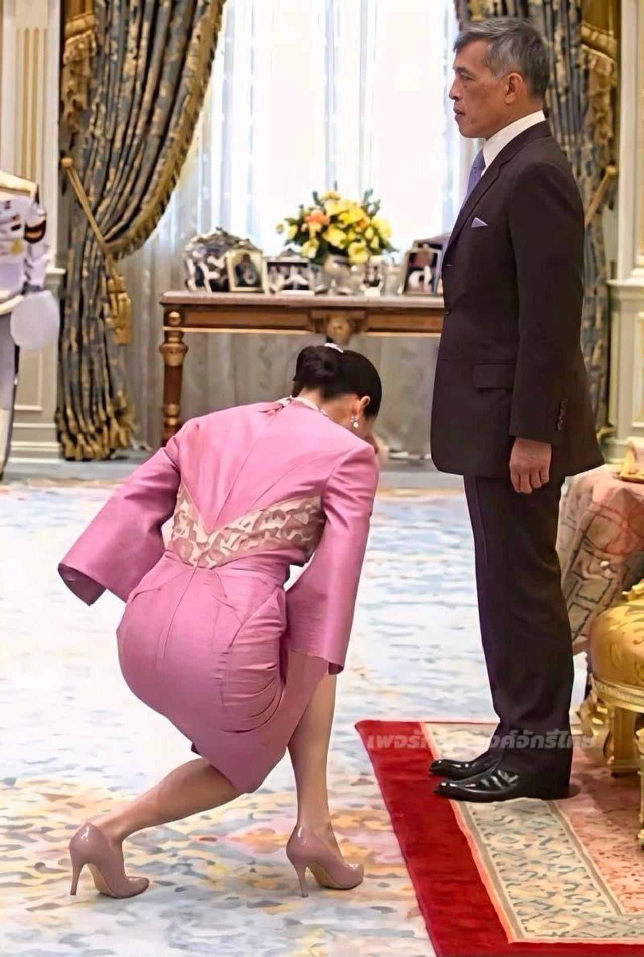 苏提达屈膝礼好美，一举一动都仙气飘飘泰王对苏提达是真上心，为了心疼她，特意把跪
