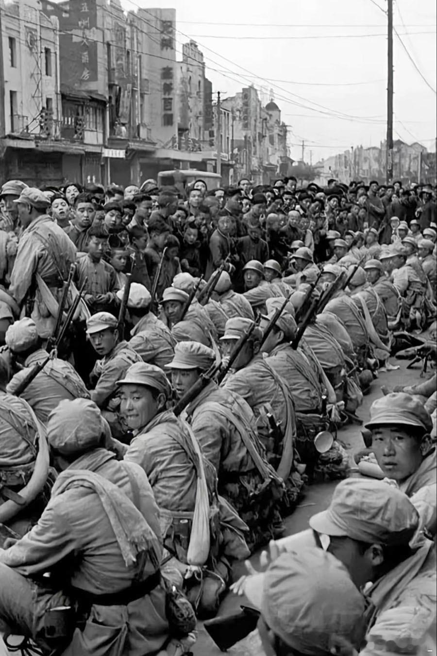 老照片：1949年4月，刚进入南京城的解放军战士。教员为此写下《七律・人民解放军