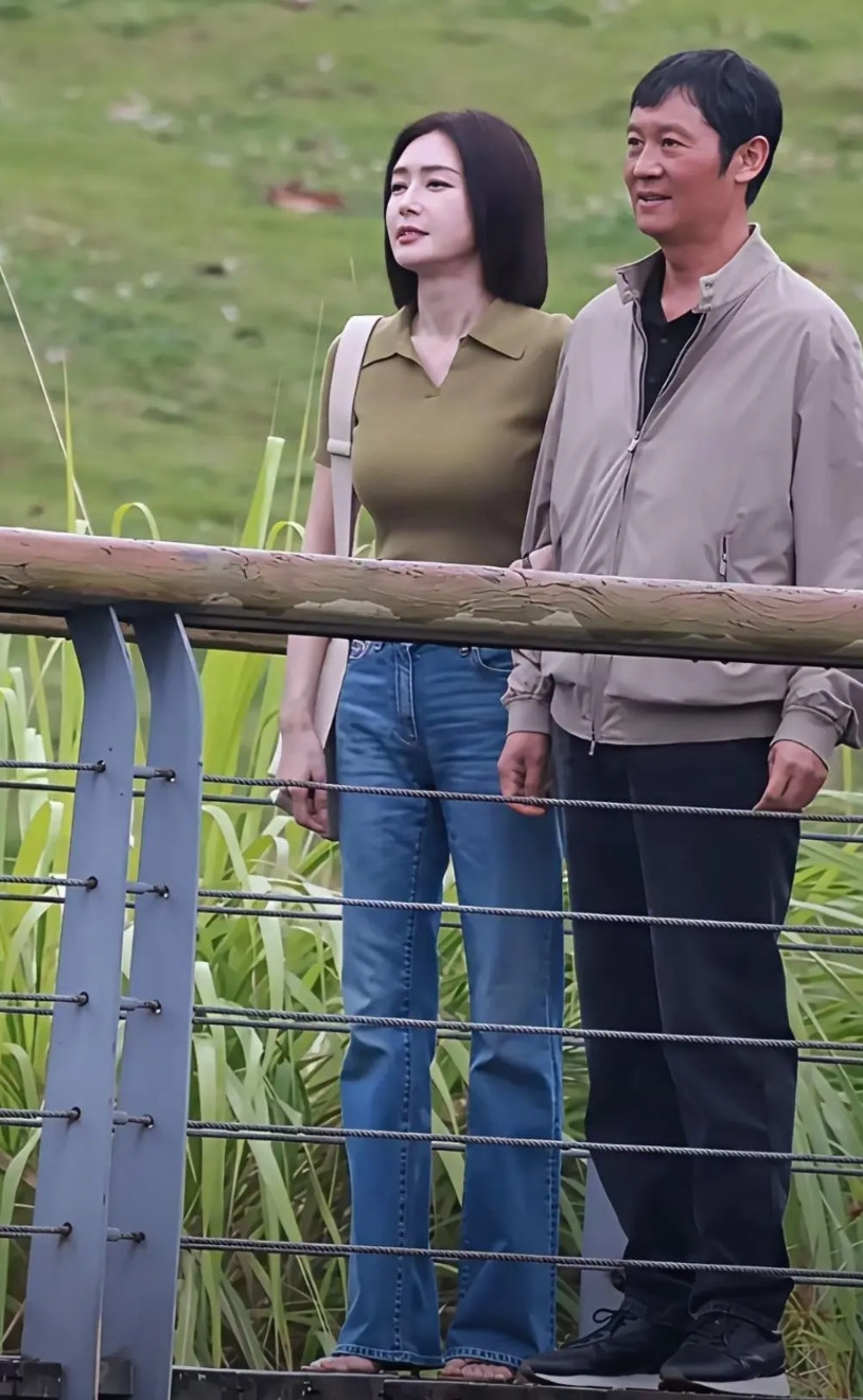 难怪魏大勋能对四十多的秦岚念念不忘，身材高挑气质也不错，不过现在好像是魏大勋想结