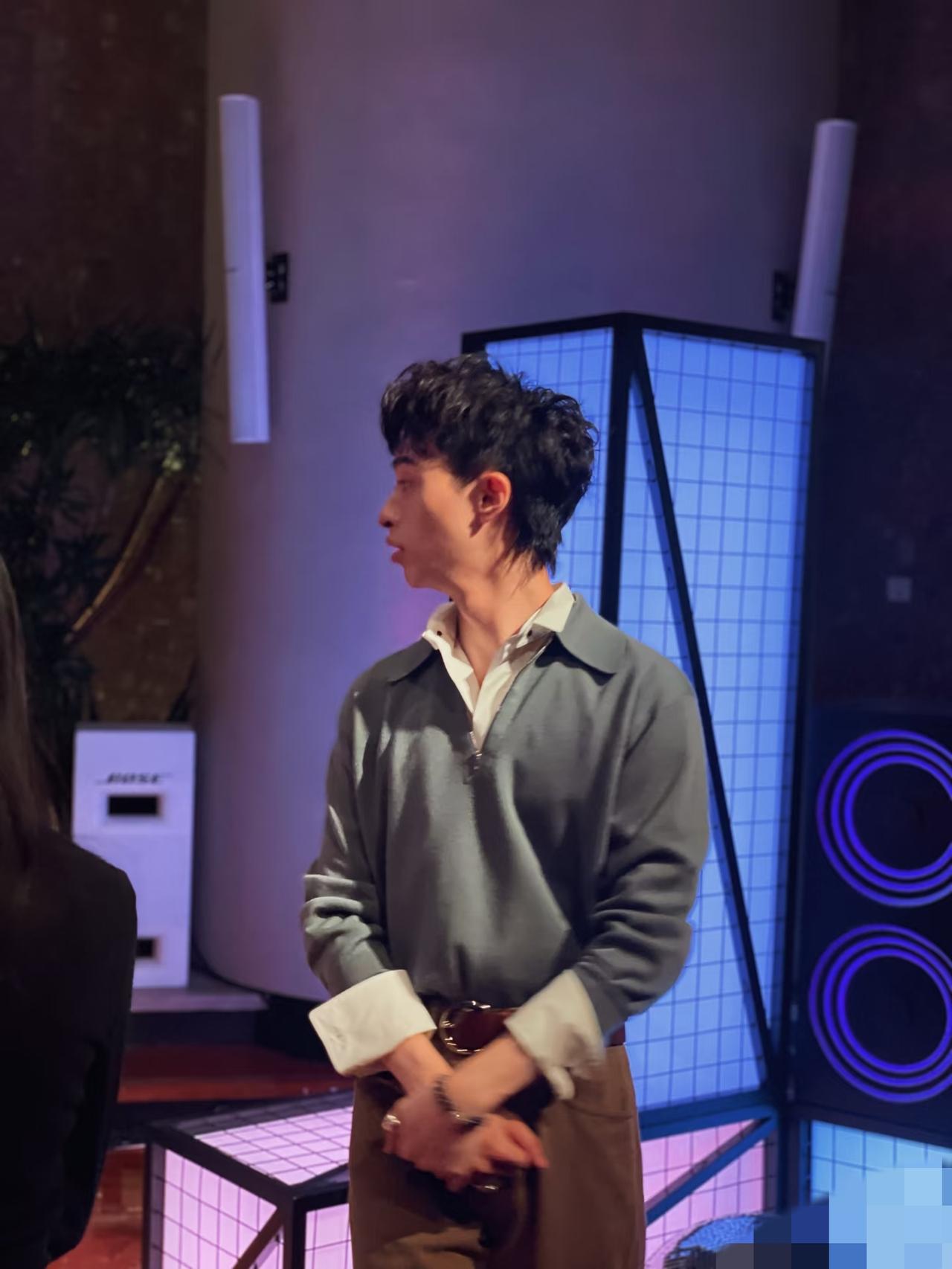 4月11日，恩利在上海恒隆广场与美女一起喝下午茶，瘦到脸颊深陷，伊能静和庾澄庆看