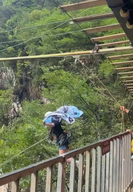惊呼绳子“没拴紧没拴紧”，女子景区“探险”时高空坠落
