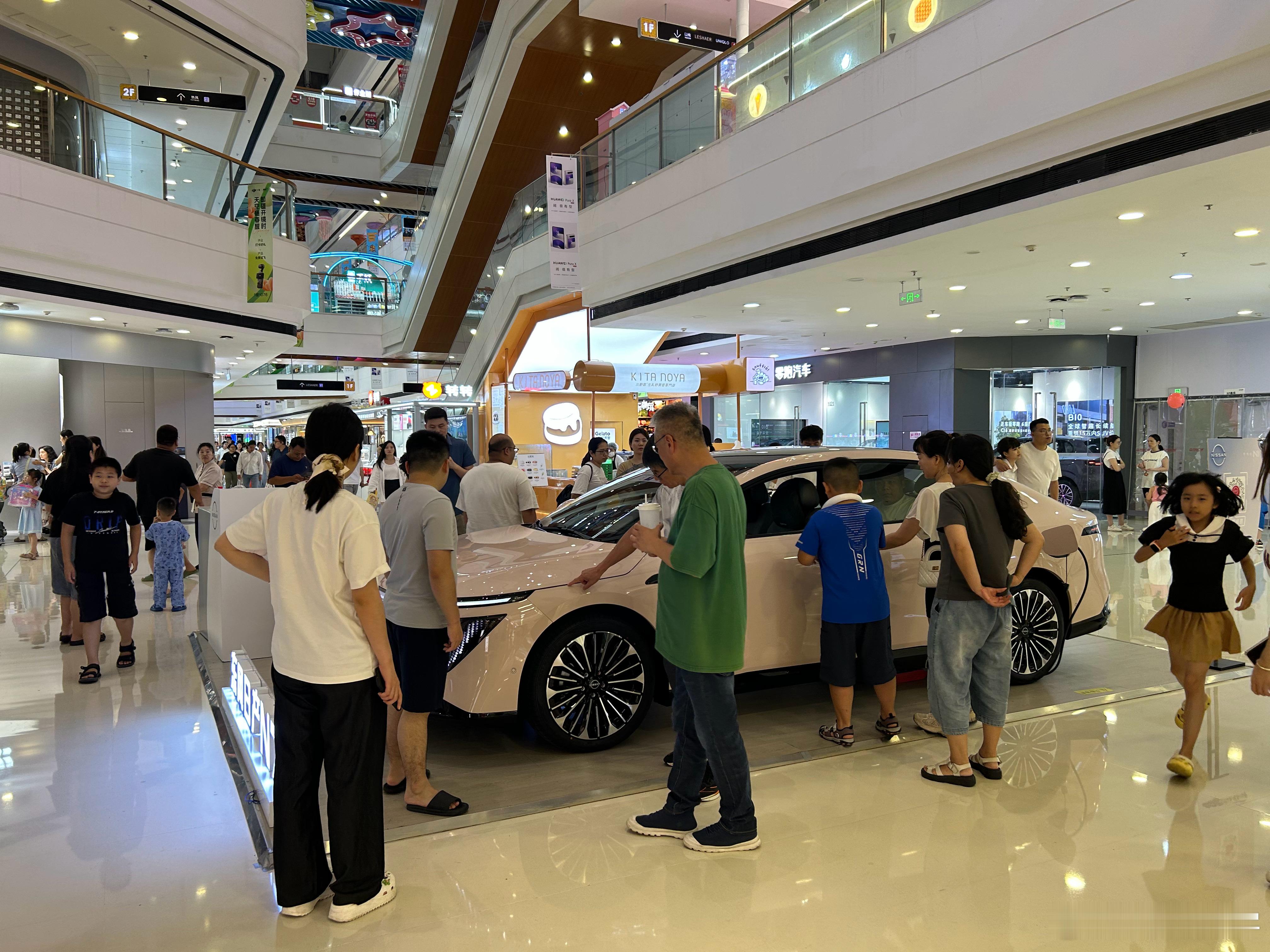 商场里偶遇日产N7的展车，这人气真可以呀[666][666]大v聊车​​​