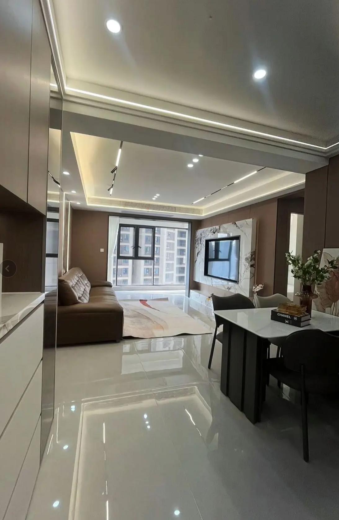 5年前，身边的人坐在一起，聊的最多的是“你买房了吗？”。那时候所有人都说，在大城