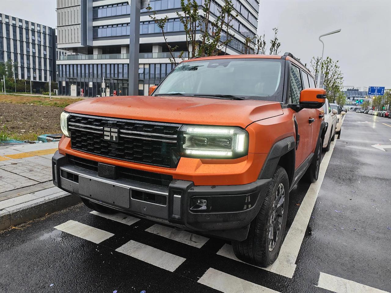 🛞越野基础配置纵横G700是非承载式车身，标配四驱和三把差速锁，基础离地间