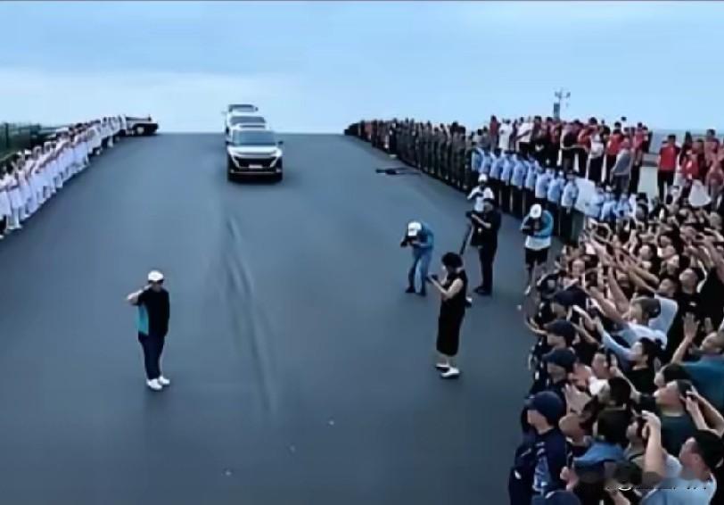 这种场面，现在看来就是很讽刺，整得实在有点过，礼宾列队，还以为是哪位重要人物在基
