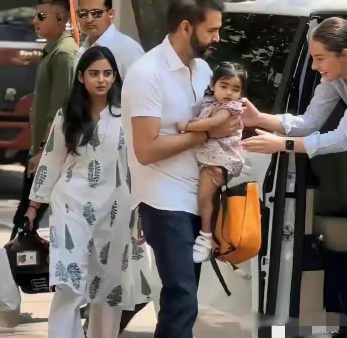 印度首富的掌上明珠天生丽质，即便素面朝天也难掩其优雅气质。这位千金小姐从不依赖化