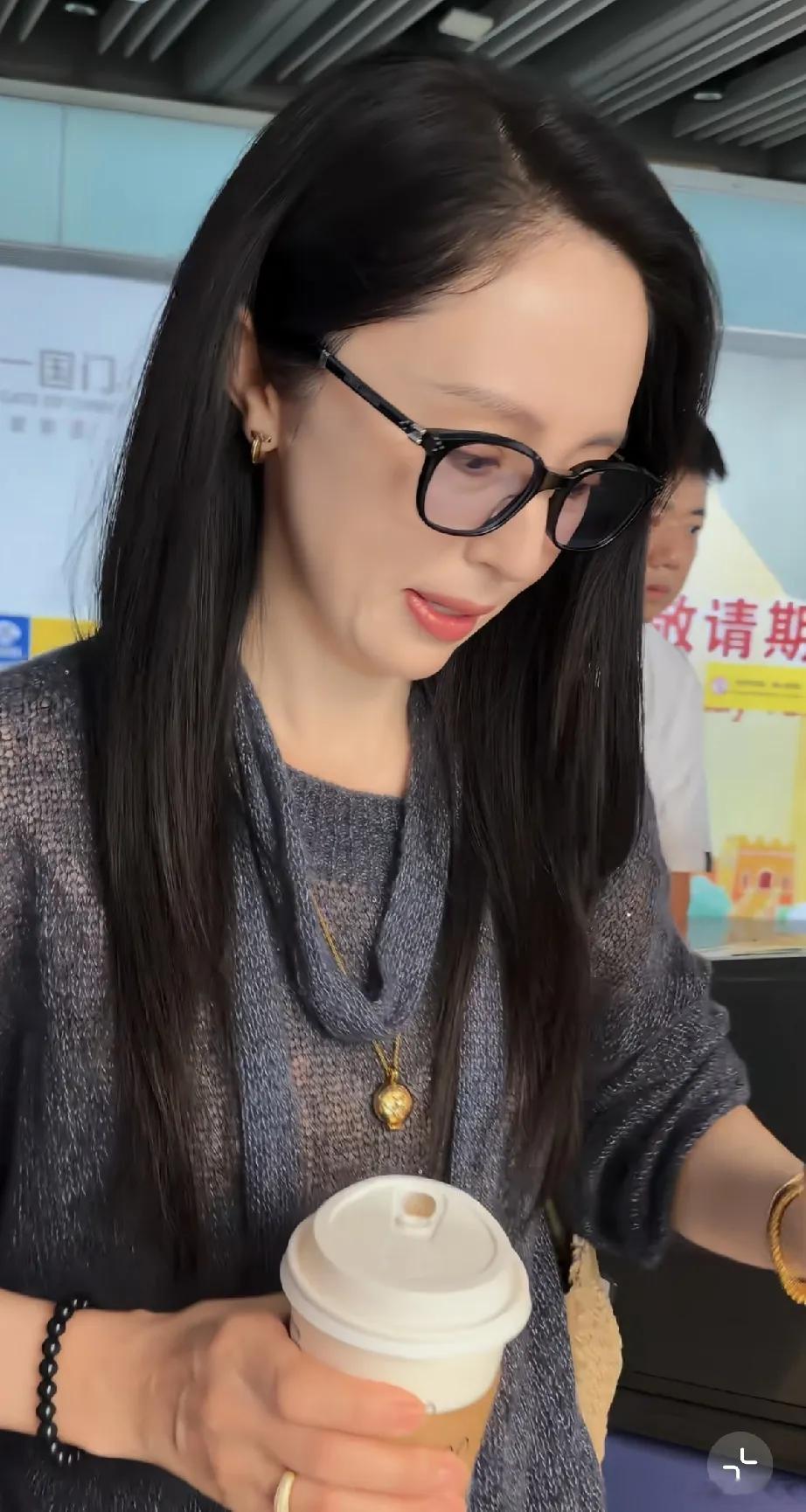 董璇独自现身机场，路人镜头下老了不少，近照显示脸上褶子多，戴了钻戒一直秀恩爱，穿
