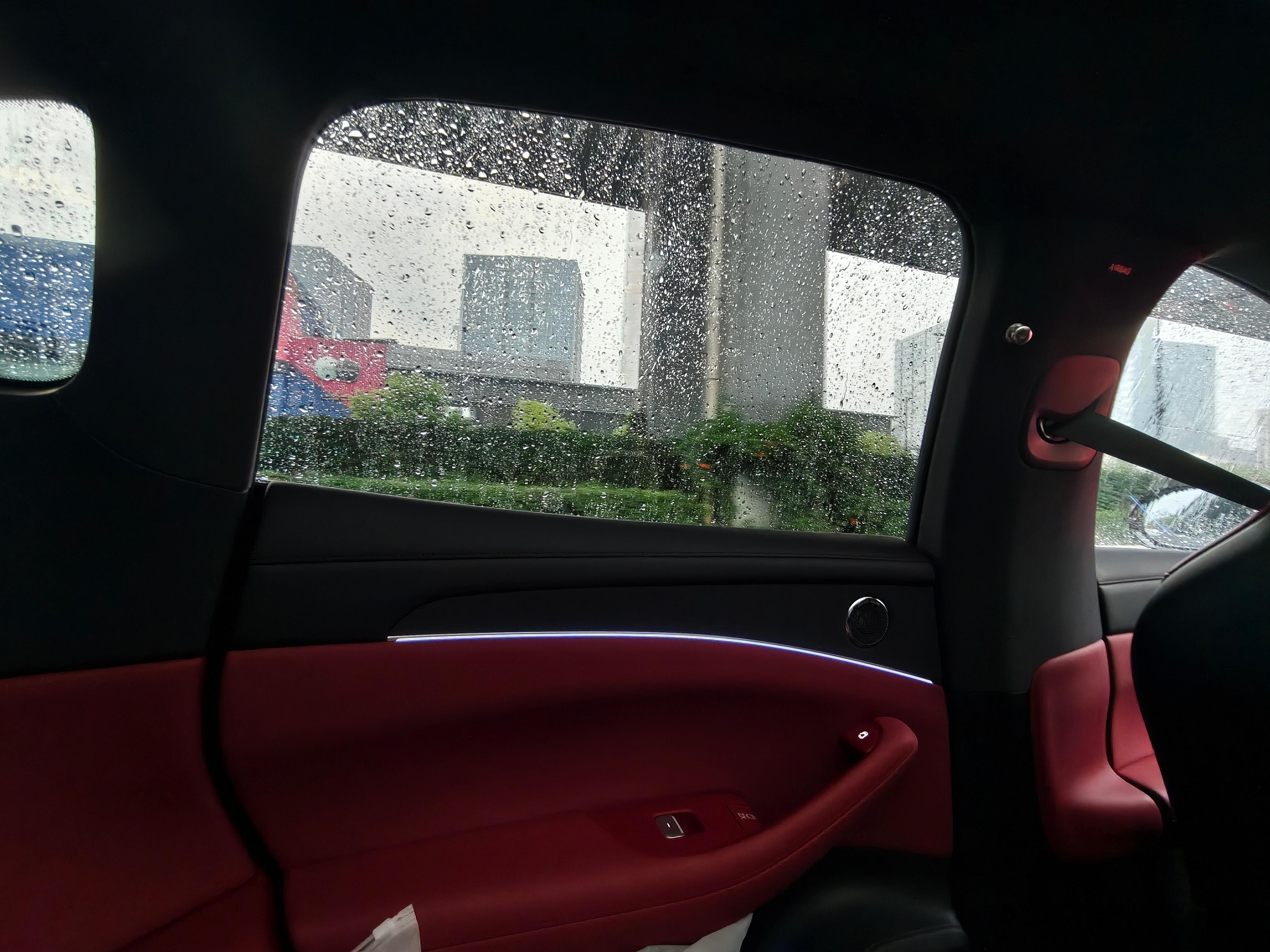 雨天真的太容易堵车了，400米要走十分钟