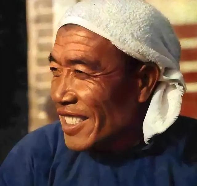 陈永贵当了干部后，得知毛主席也不喜欢等级制，所以，即使在开会时，仍穿老农民的对襟