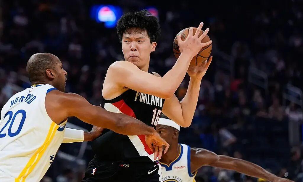 看杨瀚森NBA季前赛首秀有感而发，三点感受，不吐不快！一、杨瀚森和夏季联赛暴露