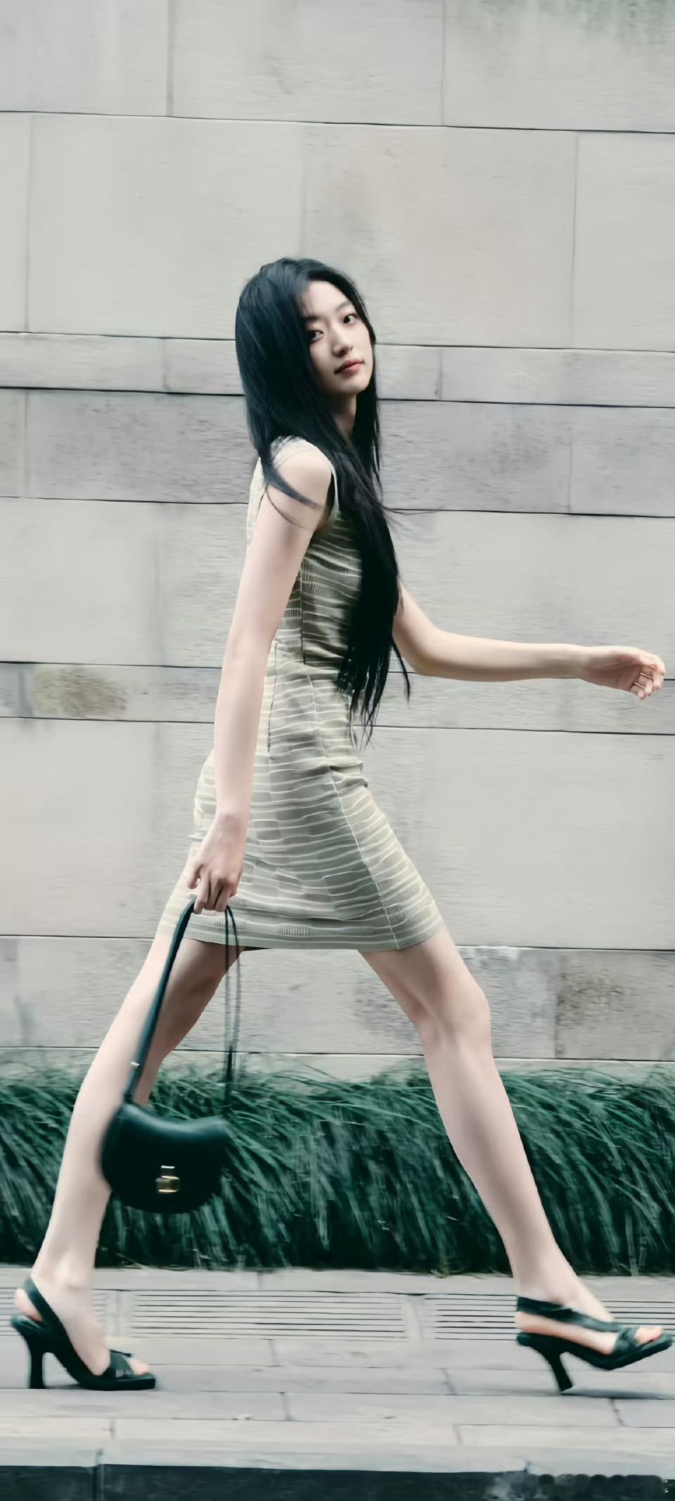 难道没人关注孙千的身材比例非常协调嘛，太美了！​​​