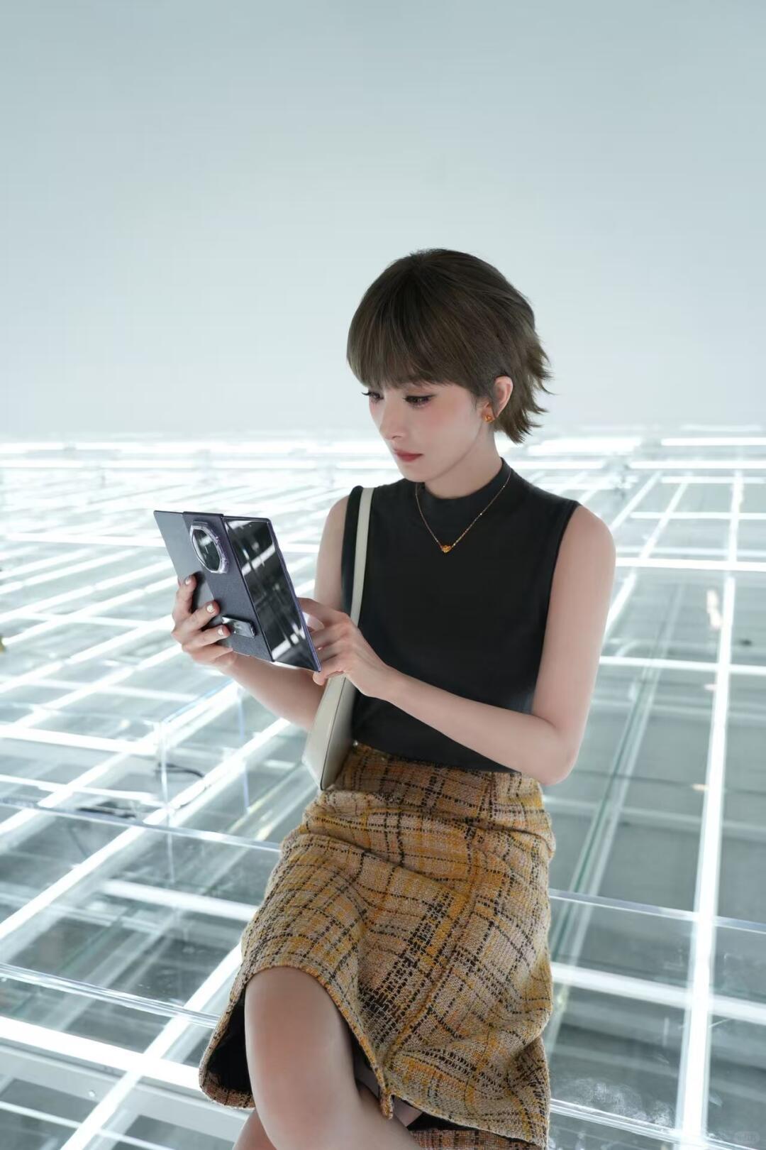杨幂短发亮眼，手里的三折叠也很吸睛～​