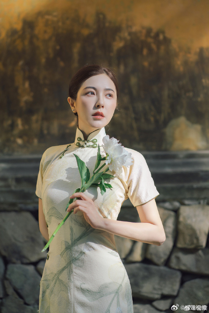 曾黎旗袍造型好温婉曾黎旗袍美人来了不愧是旗袍天选美人，身姿窈窕匀称，肩颈线条绝美