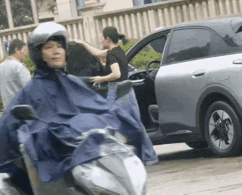 保安掌掴女司机算不算正当防卫保安掌掴女司机绝对不能算是正当防卫。在当时情况下，保