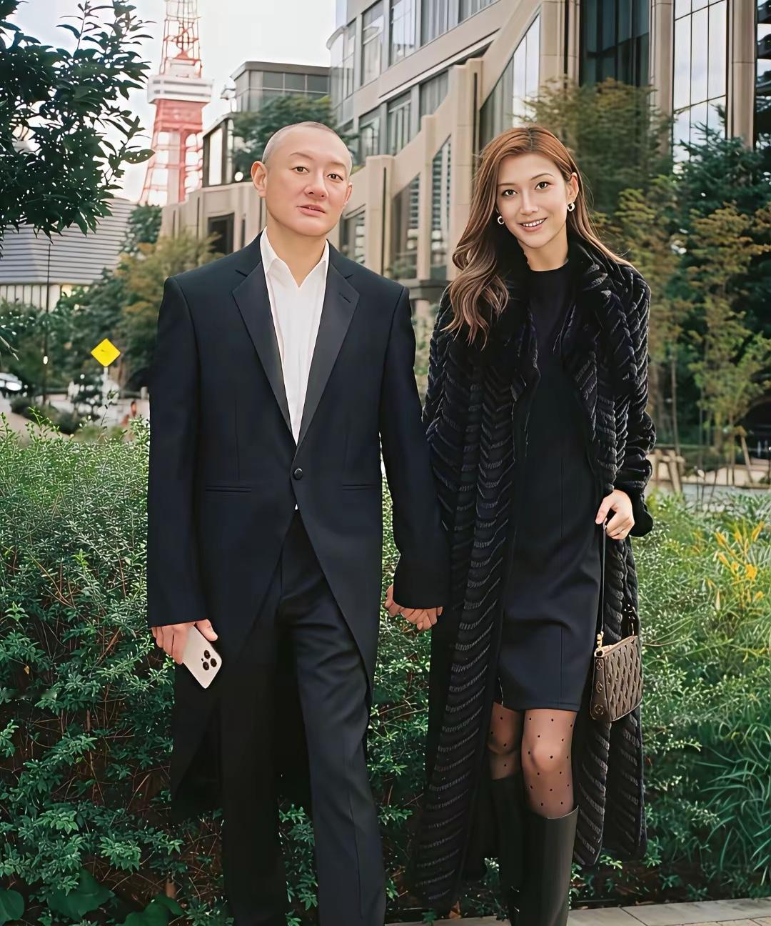 汪雨带着新婚妻子去日本逛街了，他都五十多岁了，看着还是有股富家子弟的派头。