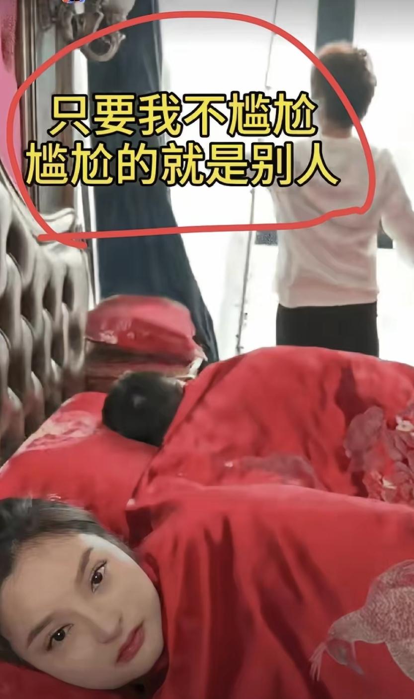 昨天刷到个新闻，一对小夫妻住新房，婆婆拿着钥匙直接进屋，把窗帘拉开，还掀被子催他