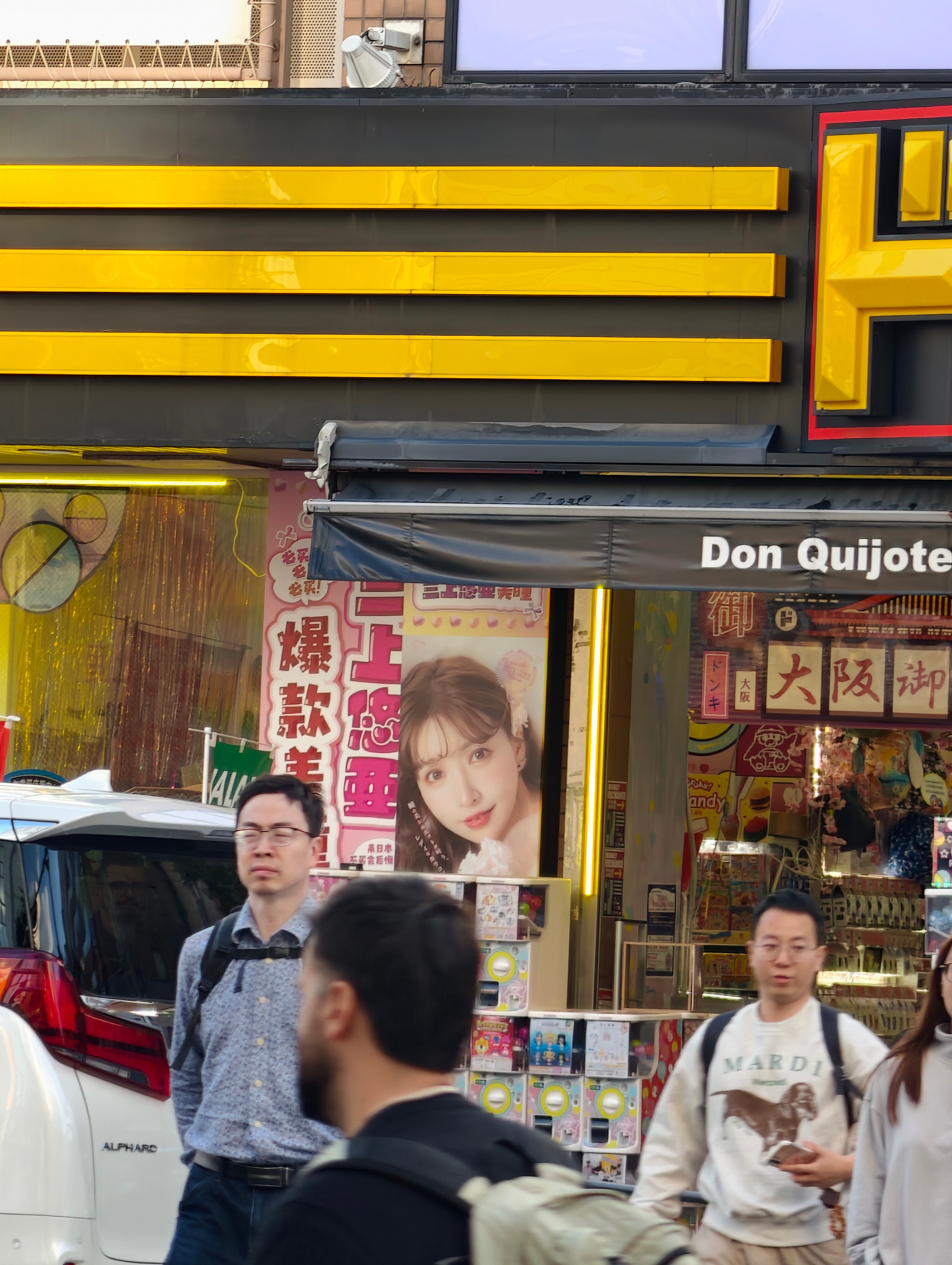 同行的朋友让我问的，外国人去的话他们卖吗？我和他说这玩意带不回国内，搞这些没有用