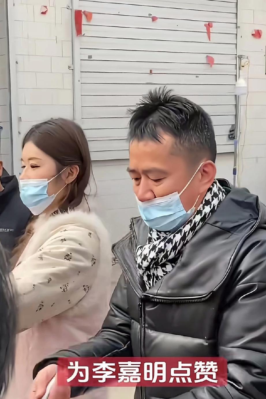 山西运城的影视演员、大网红李嘉明，成名致富后不忘造福乡邻。过年回到家乡，在腊月二