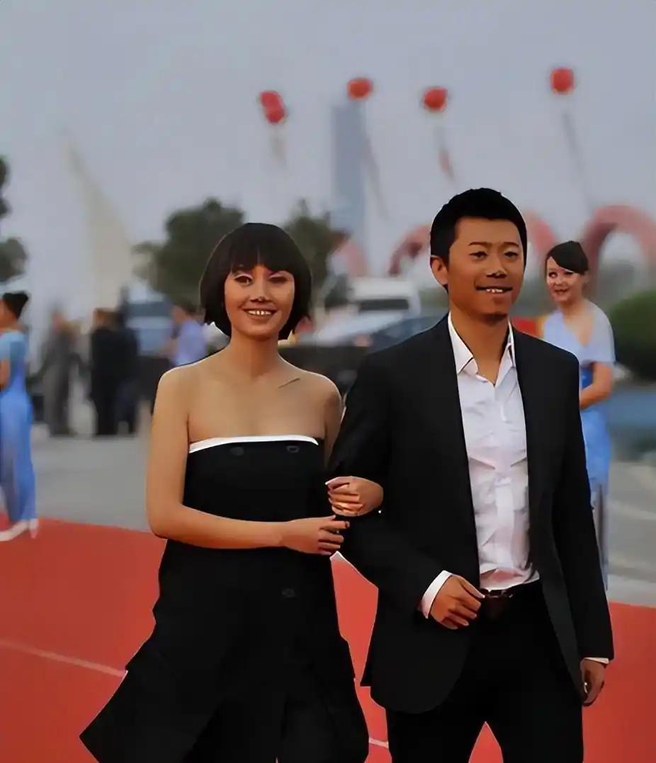 袁泉和夏雨是最不会离婚的一对夫妻。无论什么时候两个人的穿搭都是那么得体大方，结