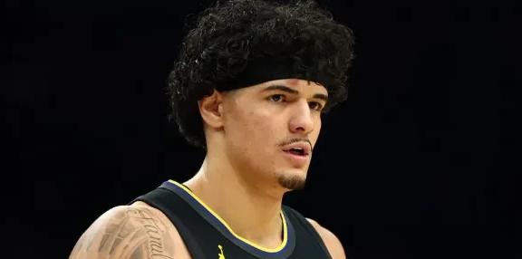 勇士队的大手笔再现！根据知名美媒的爆料，他们已与勇士队前锋吉-桑托斯完成续约，签