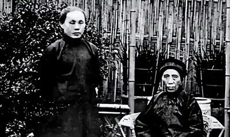 1912年洞房之夜，郭沫若见发妻太丑，拒绝和她接触。就在他转身要走时，发妻拉住他