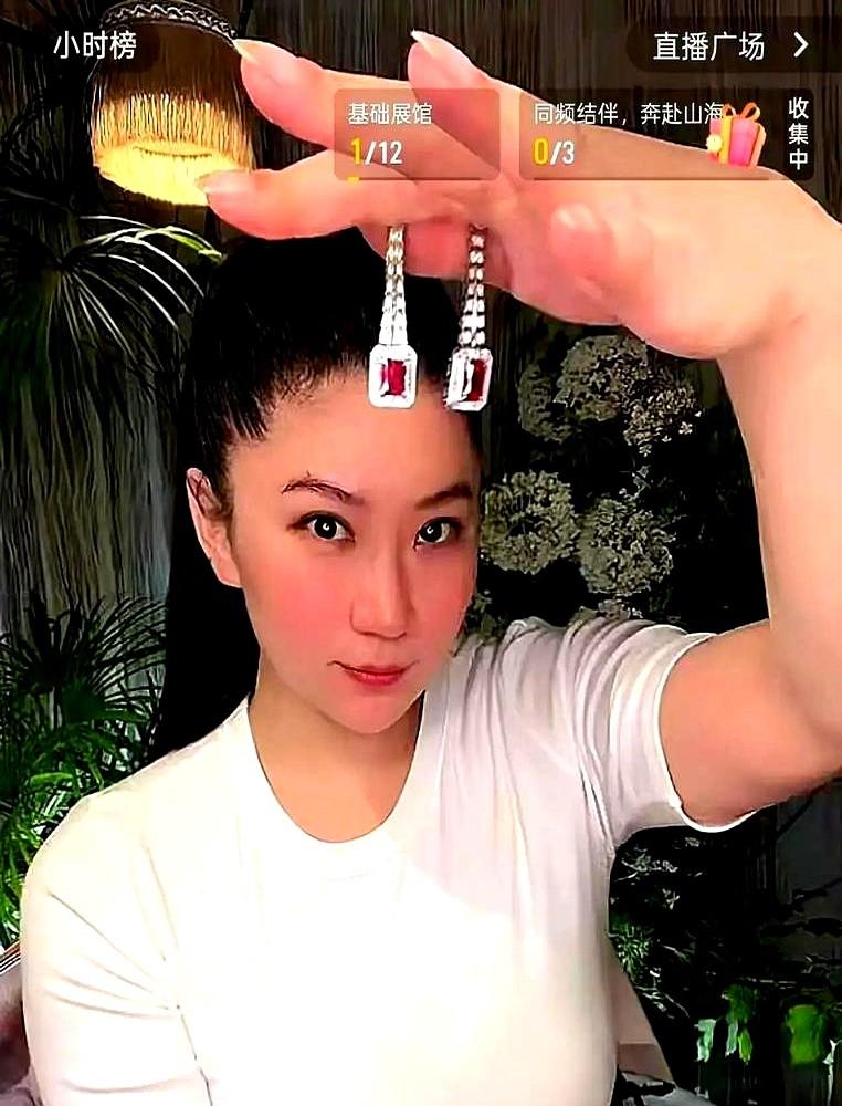 41岁的CoCo戴着鸽血红戒指，第一次把和89岁谢贤分手的事，掰开揉碎了讲。