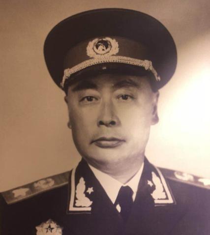 欧阳毅晚年在京，陈毅之子陈昊苏登门拜访。一进门，95岁的老将军盯着来客看了半晌，