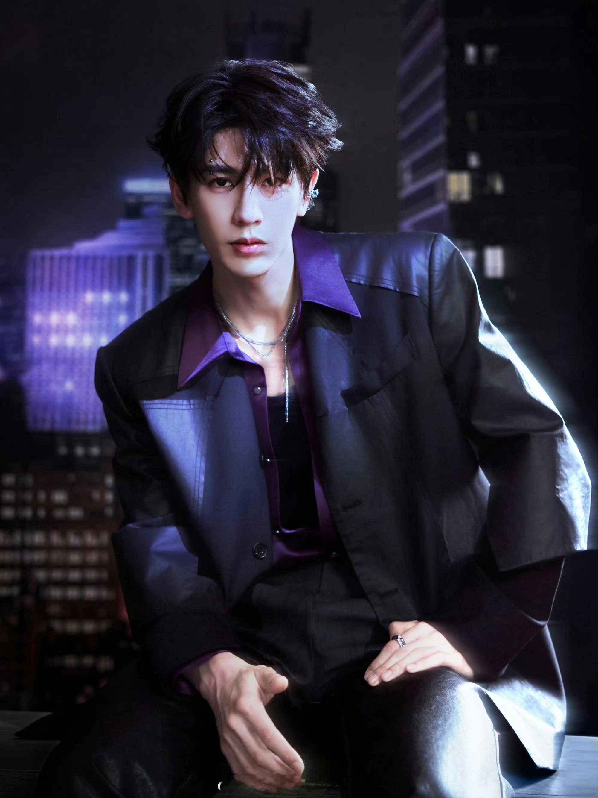 张凌赫游戏代言活动造型🈶，赛博朋克系帅哥