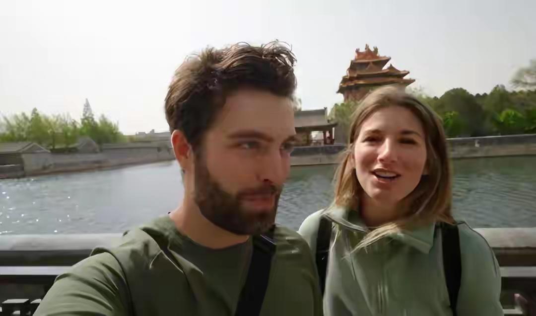 他们去了中国一个月，没给家里发一条消息。朋友以为出事了，差点联系大使馆。