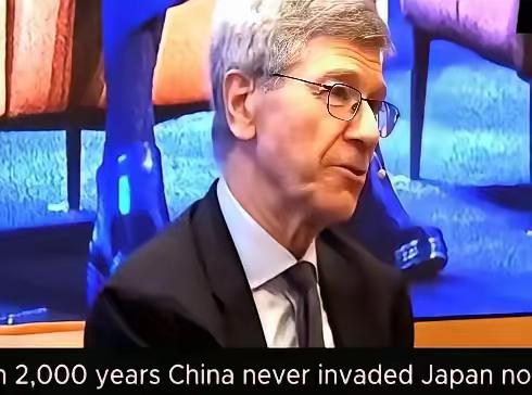 掌声把屋顶掀翻那一刻，美国教授只丢下一句话：中国两千年没动过日本一根指头，日本却