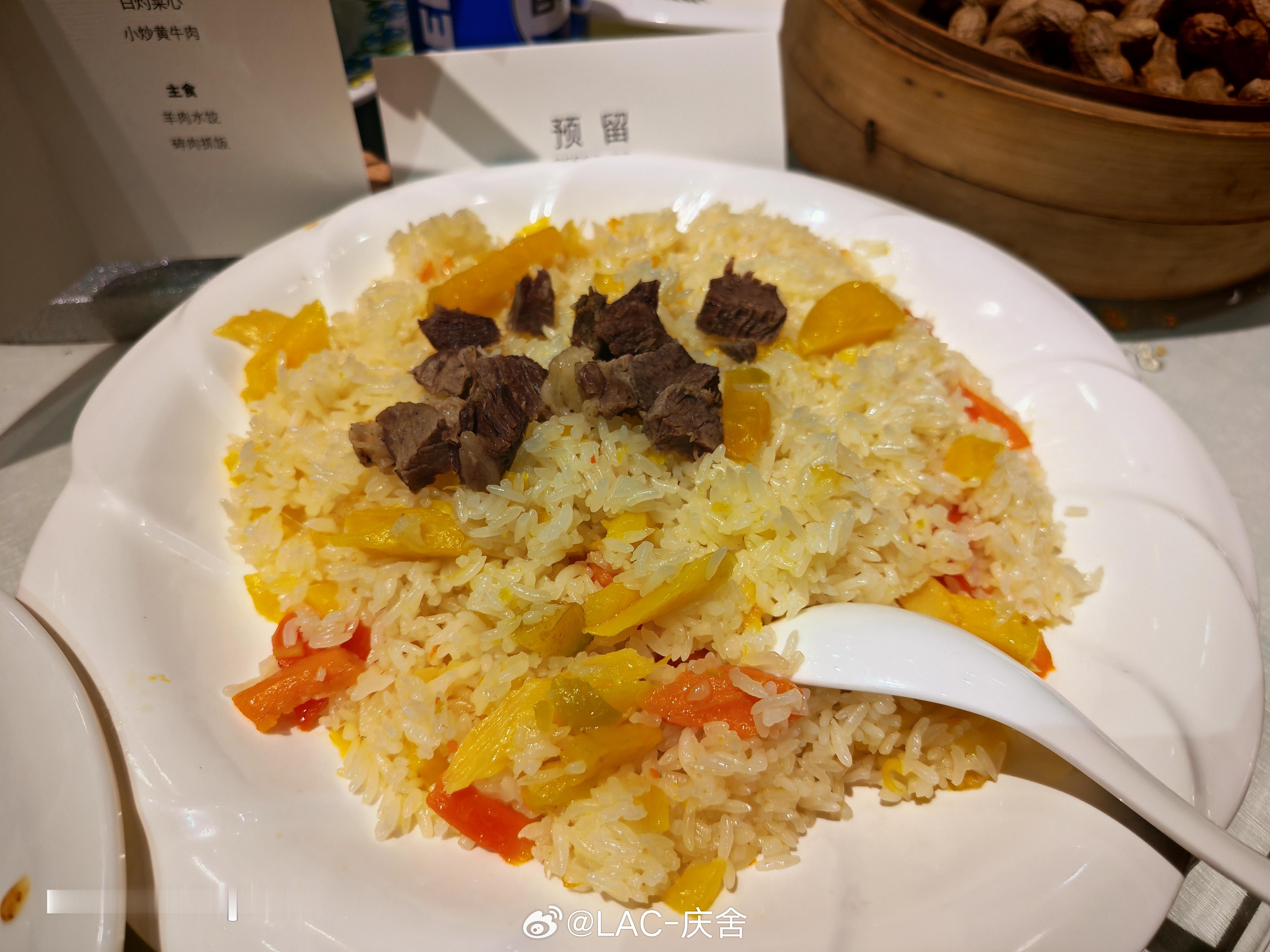 新疆的主食：抓饭和过油肉拌面抓饭各个米粒分明，油也不大真的是香迷糊了​