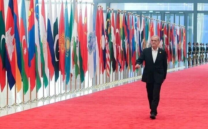 伊朗总统办公室9月5日公告称，总统莱希在参加中国九三阅兵后立即回国召开紧急内阁会