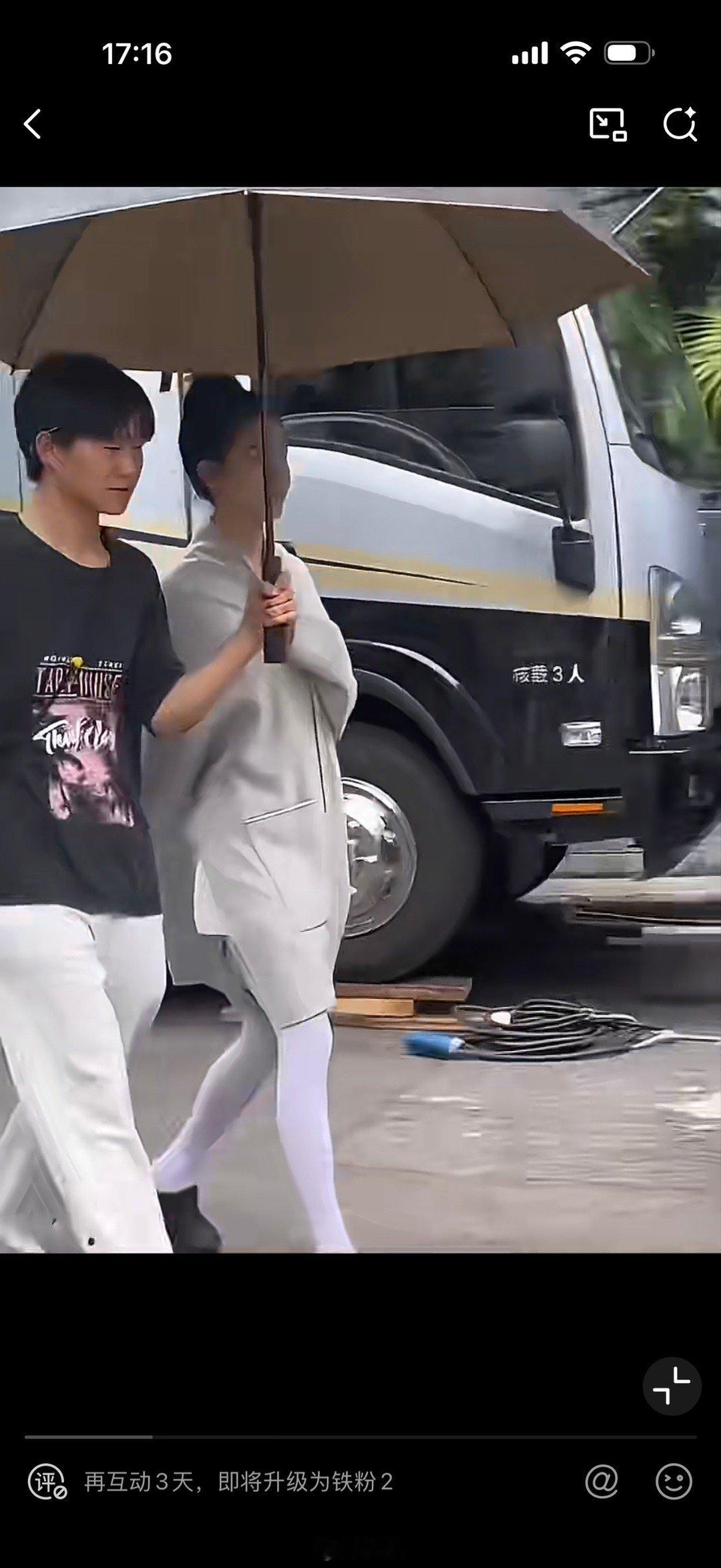 章若楠的腿瘦成竹竿女明星的自律果然名不虚传！章若楠这腿也太细了，妥妥的竹竿腿，