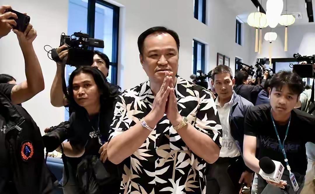 泰国开创前所未有的政治大联盟。这时候，自豪党已经有阿努延所执掌，但是让人感到非常